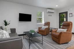 Unit B-Duplex-Near Glacier|Hot Tub