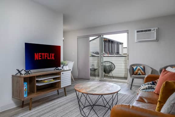 9 Aria - Walk Dwntwn | Near Glacier