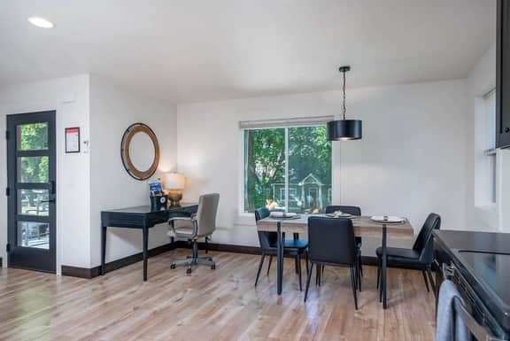 Unit B-Duplex-Near Glacier|Hot Tub