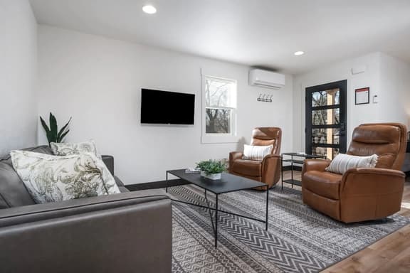 Unit B-Duplex-Near Glacier|Hot Tub